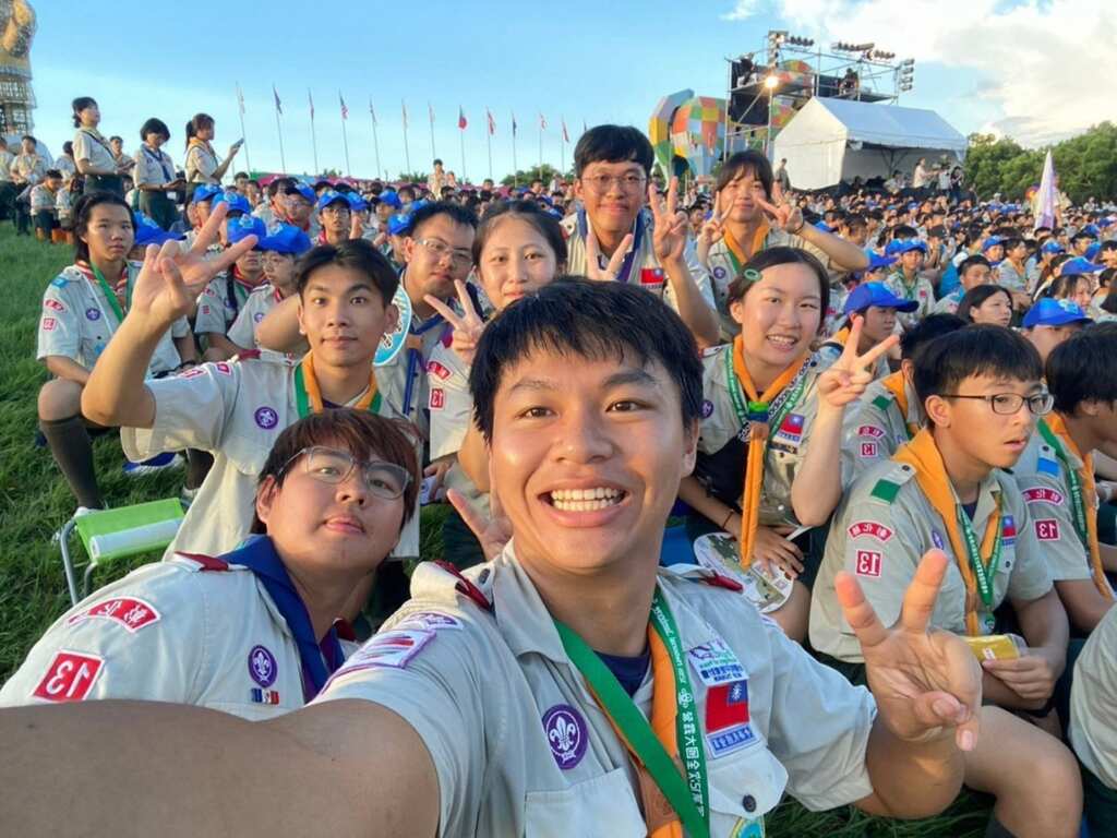 ▲大葉大學消防學程大四生蘇玟銜(前排中)參與童軍活動。(大葉大學提供)