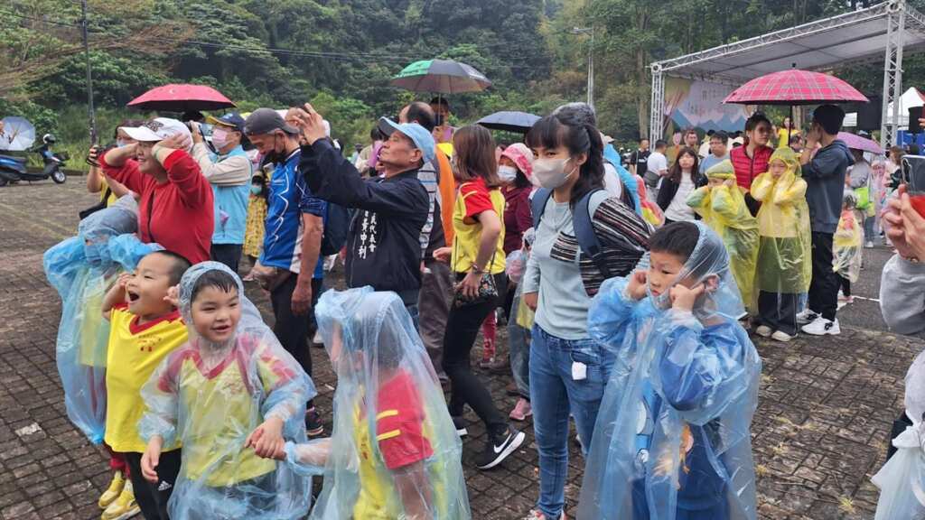 ▲參與者大排長龍,沿著藤山步道緩步前行,一路欣賞員林後花園的自然景緻,享受三月春暖花開的踏青樂趣。(記者林明佑翻攝)