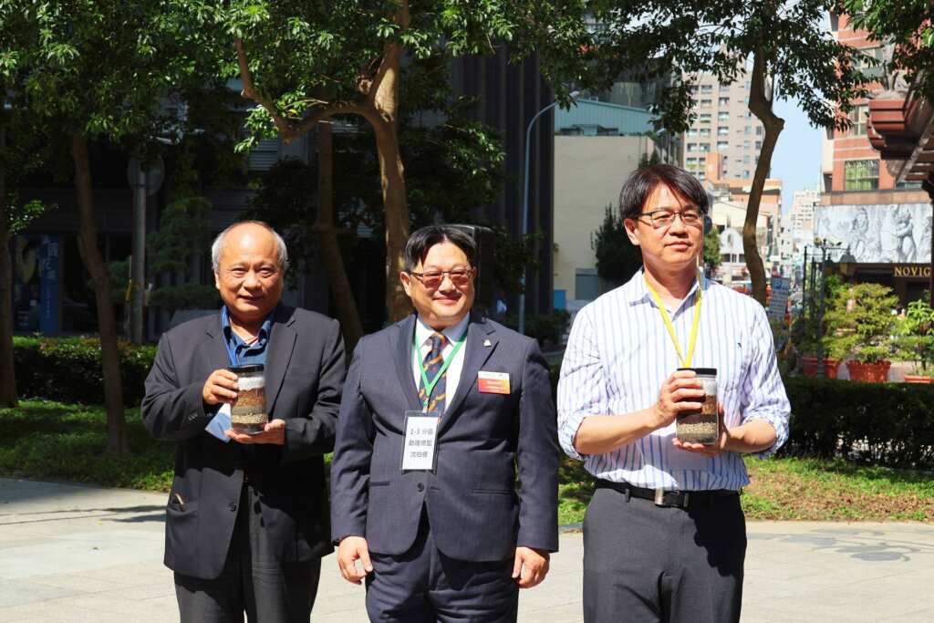 ▲活動中進行「希望之土」贈予儀式,左起科博館代理館長黃文山、扶輪社1-3 分區助理總監沈伯修、忠明國小校長陳光鑫。(國立自然科學博物館提供)