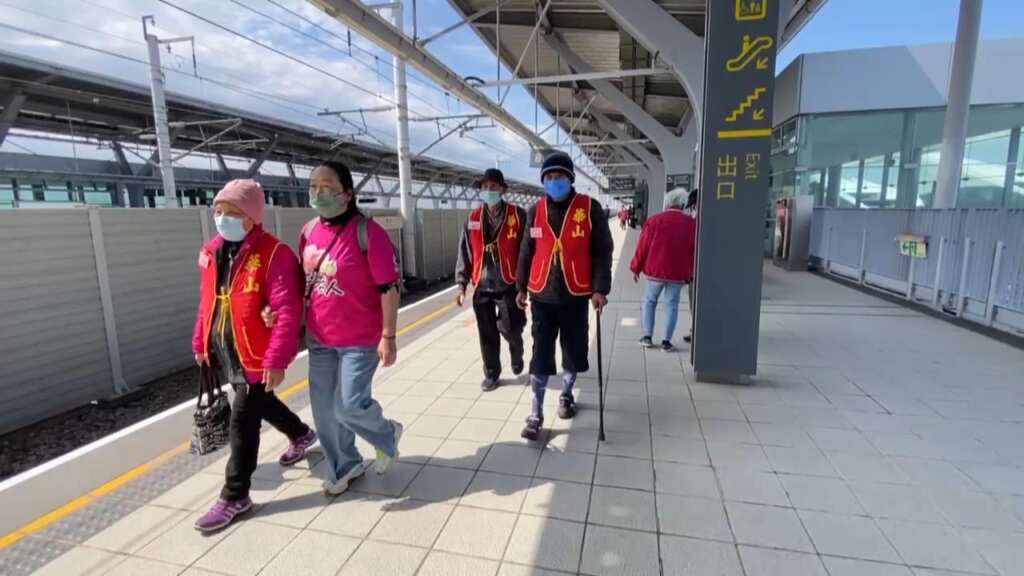 ▲高鐵彰化站持續關懷在地，今日協助華山基金會照護的田中區弱勢獨居長者們，趁著風和日麗的春天，搭乘高鐵暢遊台北。（記者林明佑翻攝）