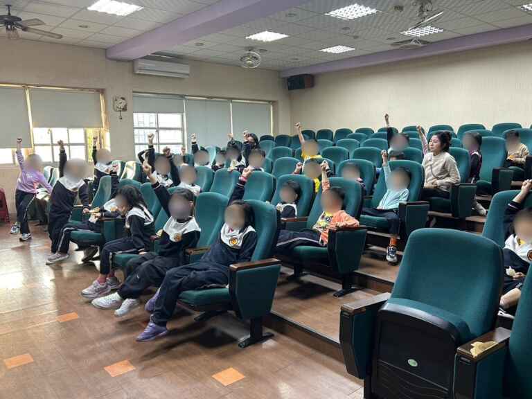 ▲學童在有獎徵答環節踴躍搶答。(台中警方提供)
