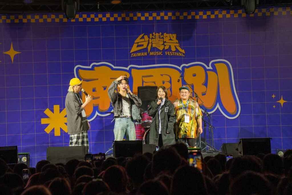 ▲台灣祭五週年行前派對「南國趴」引爆228連假高潮，縣長周春米也到場同歡，預告4月份台灣祭陣容更精彩，聽團仔們絕不能錯過。（屏東縣傳播處提供）