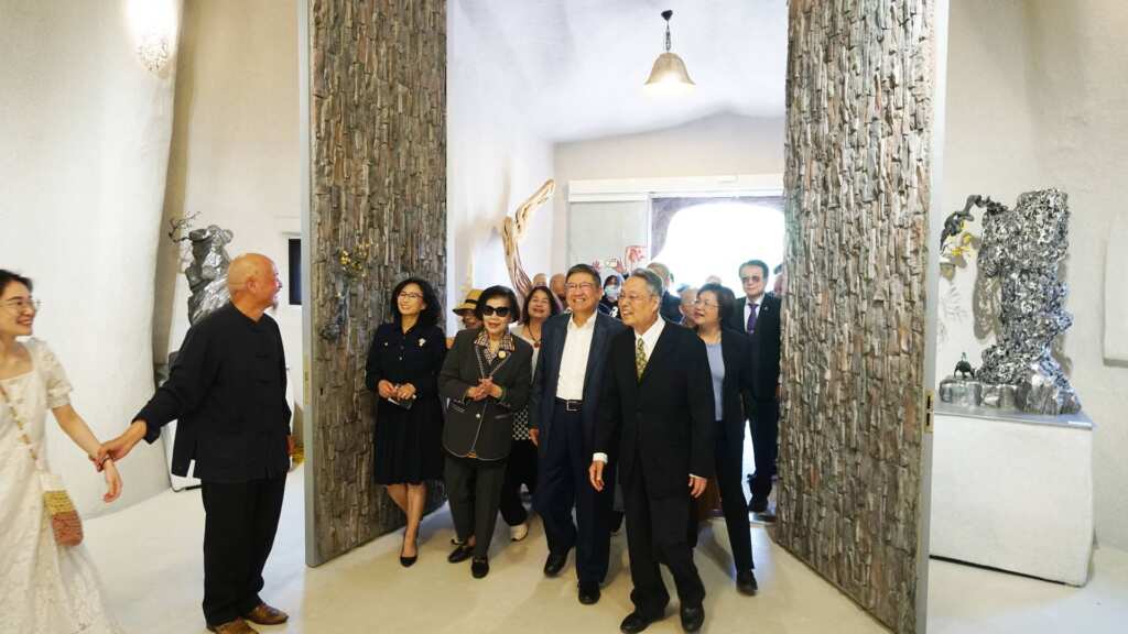 ▲彰化縣長王惠美、新竹縣長楊文科、苗栗縣副縣長邱俐俐、宏碁創辦人施振榮及上百名藝文政商界名流到場祝賀。(記者林明佑攝)
