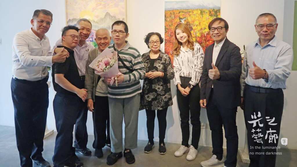 ▲藝術家洪鈺富全家福以全體理監事合影。（光之藝廊提供）