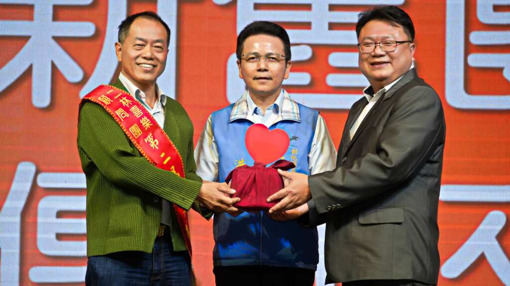 ▲二林喜樂顧問團第三屆團長交接儀式，卸任團長賴鴻麟（左）將重任交付新任團長黃瑞強（右），由監交人彰化縣工業策進會總幹事洪榮章（中）見證傳承時刻。（喜樂保育院提供）