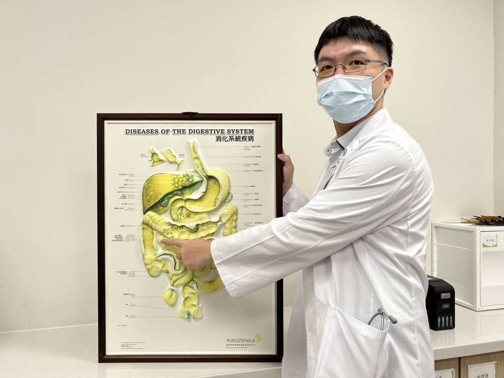 ▲李健瑋醫師展示消化系統模型。男子因頭暈就醫，竟檢出升結腸8.6公分腫瘤，確診為第3B期大腸癌。（員基醫院提供）