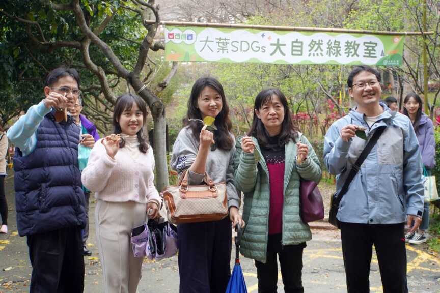 ▲大村國小老師開心展示自己作的葉子書籤與種子名牌。(記者林明佑翻攝)