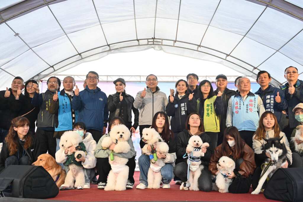 ▲新北市政府於淡水金色水岸舉辦「寵物AI大健走-新北認養萬金禮」，侯友宜與金曲歌后潘越雲共同出席活動。（新北市政府提供）
