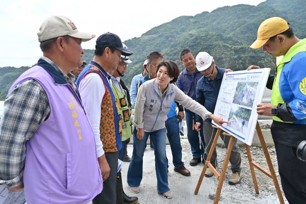 ▲臺東縣長饒慶鈴今日率縣府建設處長蔡勝雄及團隊，前往南迴線文里溪、太麻里溪及東64線3K+170~3K+270道路下邊坡堤防災害復建工程視察，確保復建工程順利推進，並落實防洪整備工作。（台東縣建設處提供）