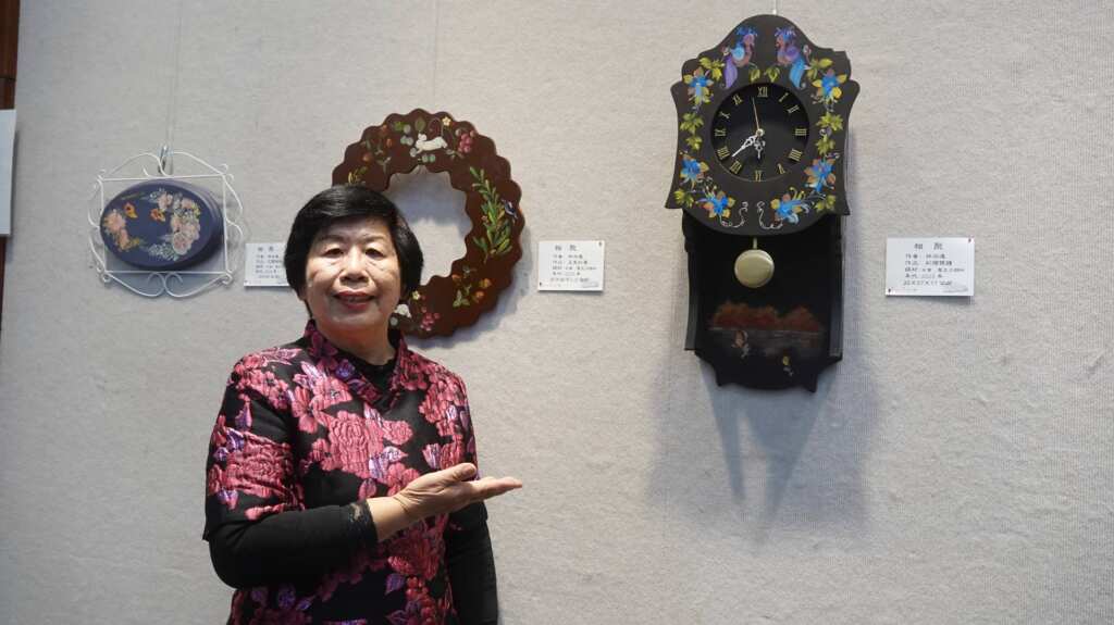 ▲參展人林淑連展示創作品。(記者林明佑攝)