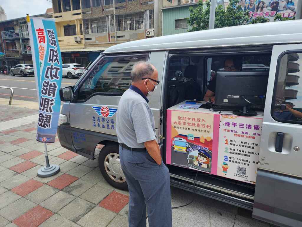 只要當月年滿75歲，或者是75歲以上的高齡駕駛人，收到通知單或接到電話通知，都可以前往辦理駕照換發。