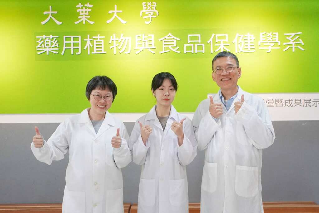 ▲大葉大學藥保系孫芳君主任(左)與蔡明勳老師(右)恭喜謝佩旂同學(中)研究所考試有好成績。（記者林明佑翻攝）