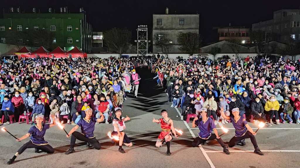 ▲「彰化囡仔好幸福」親子劇場巡演今晚在福安宮登場，即將成真火舞團帶來震撼演出《火爾摩莎》，縣長王惠美與近3000名觀眾共賞精彩火焰秀。（彰化縣文化局提供）