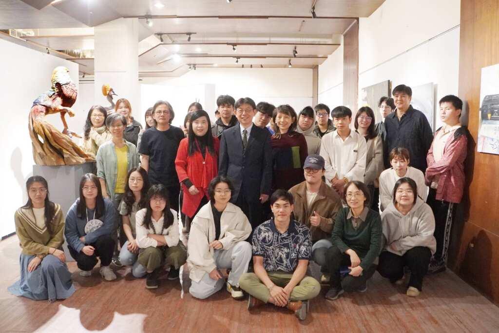 ▲大葉大學造藝系美術節展覽展覽,師生熱情交流。(記者林明佑翻攝)