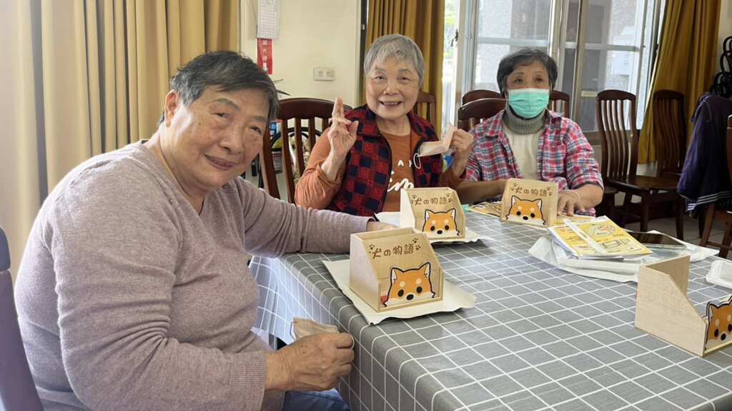 ▲中榮個管師蘇家萱帶領榮家長輩，動手DIY柴犬置物盒。（彰化榮家提供）
