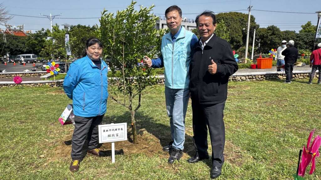▲員林市代理市長賴致富種下樹苗合影。(記者林明佑攝)