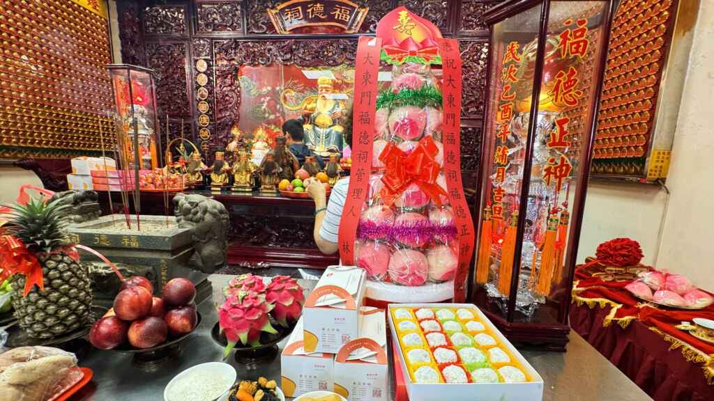 ▲祭拜供品中最特別的是「麻糬」,祭拜此供品意在可為信眾及商家帶來財運與商機。(記者林明佑攝)