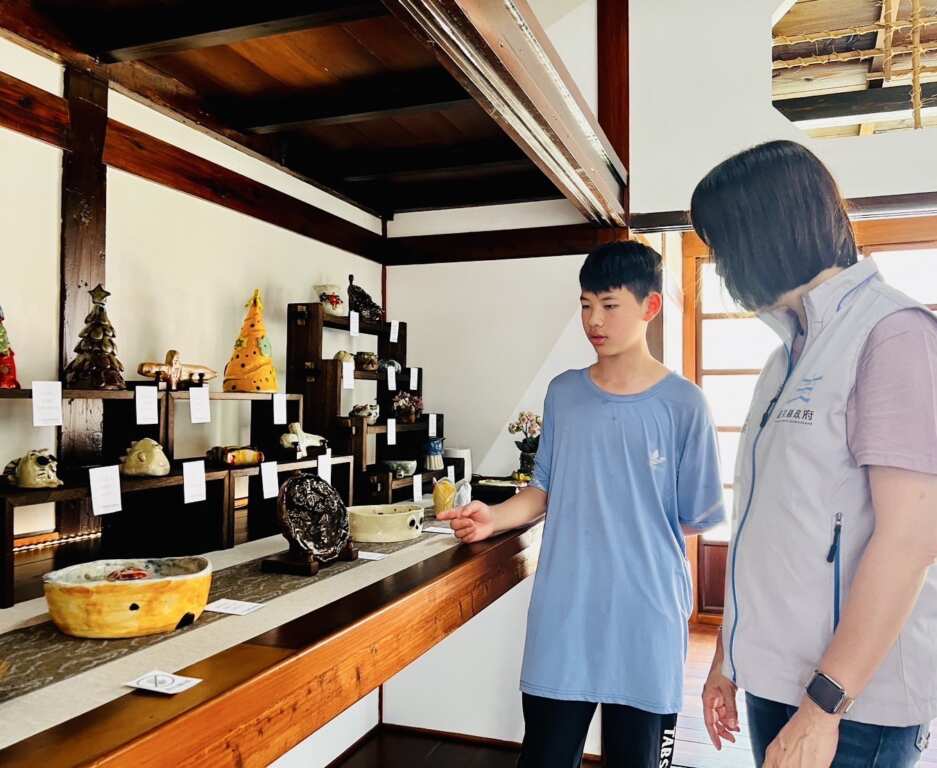 ▲師生陶藝作品展導覽介紹。(台東縣政府提供)