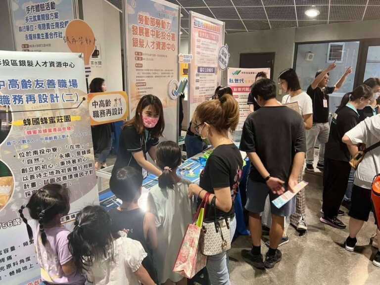 ▲徵才活動現場「職務再設計」專區提供放大鏡、數位游標卡尺等輔具。(資料畫面/中彰投分署提供)