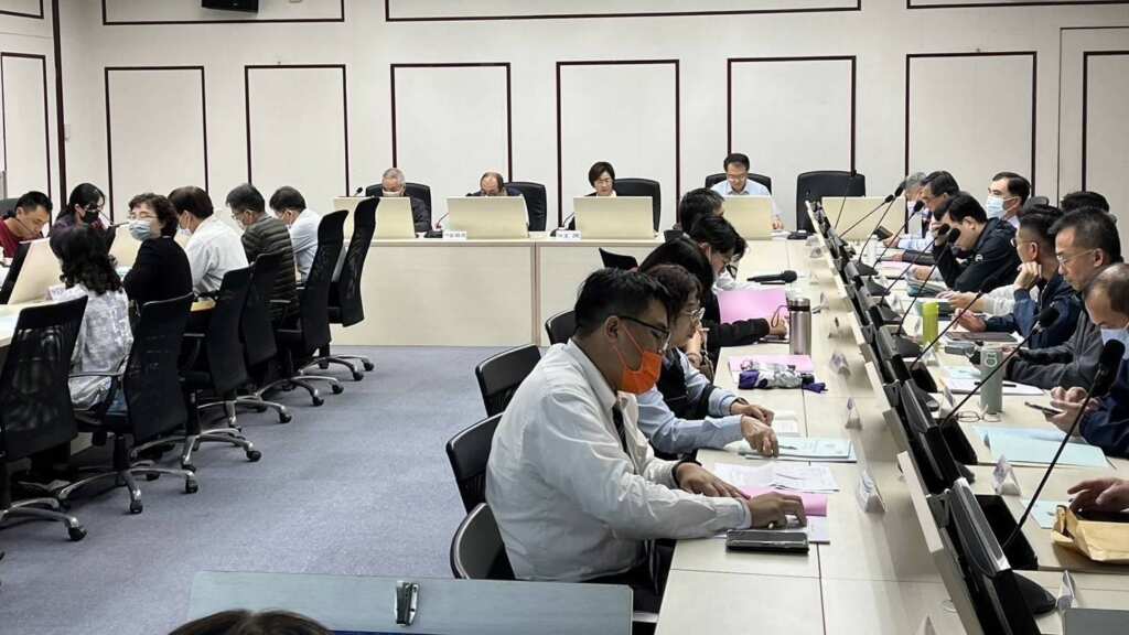 ▲彰化縣政府召開道安會報，王惠美縣長提醒大家，彰化縣警察局推出「交通違規簡訊通知服務」，即時導正駕駛人遵守交通規則，不僅減少重複違規，也讓交通更安全、更順暢。（彰化縣政府提供）