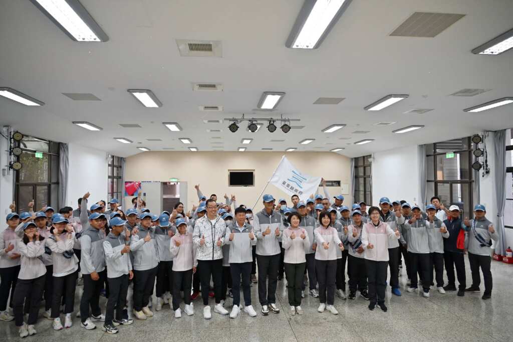 ▲臺東縣114年原民運代表隊出征高雄，縣長饒慶鈴授旗期勉選手再攀運動競技高峰。（台東縣教育處提供）