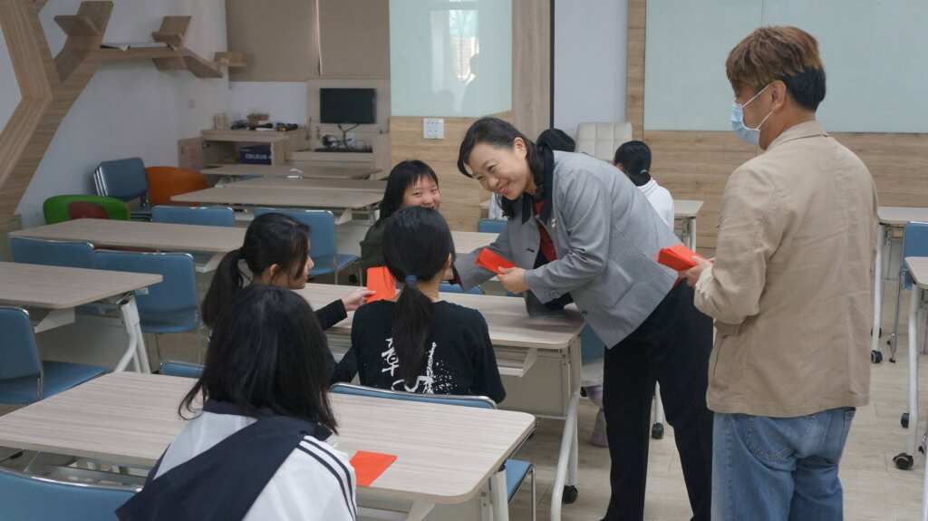 ▲彰化女中校長陳香妘及家長會莊璧禎會長頒發表現優異學生獎學金。(彰女提供)