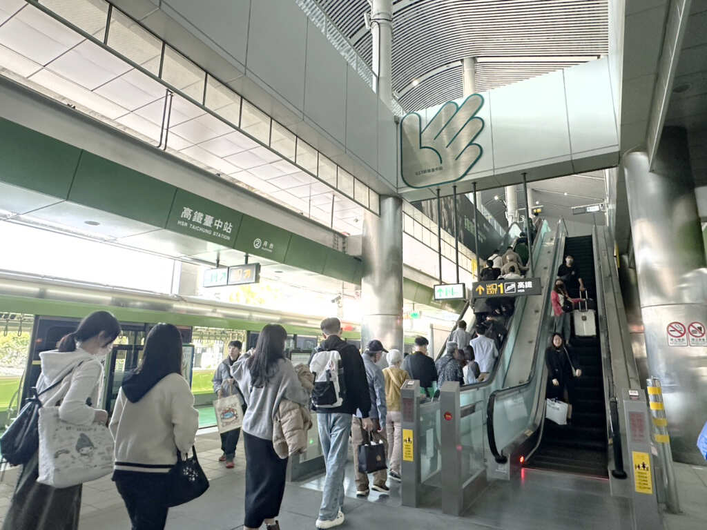 中捷綠線起點與終點-北屯總站與高鐵台中站,皆以「招手」的手勢遙相呼應,象徵對四面八方的旅人熱情迎接與溫暖送別。