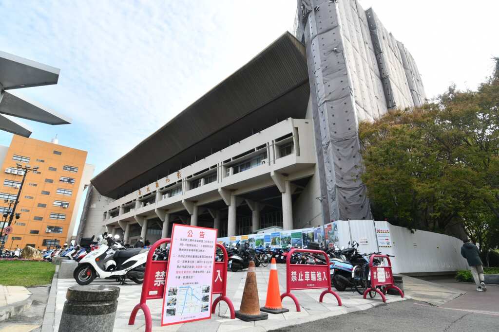 ▲大甲媽遶境期間，彰化縣政府中庭因施工無法提供香客休息，香客也可選擇至縣立圖書館前廣場及縣立美術館前廣場休息。（彰化縣政府提供）