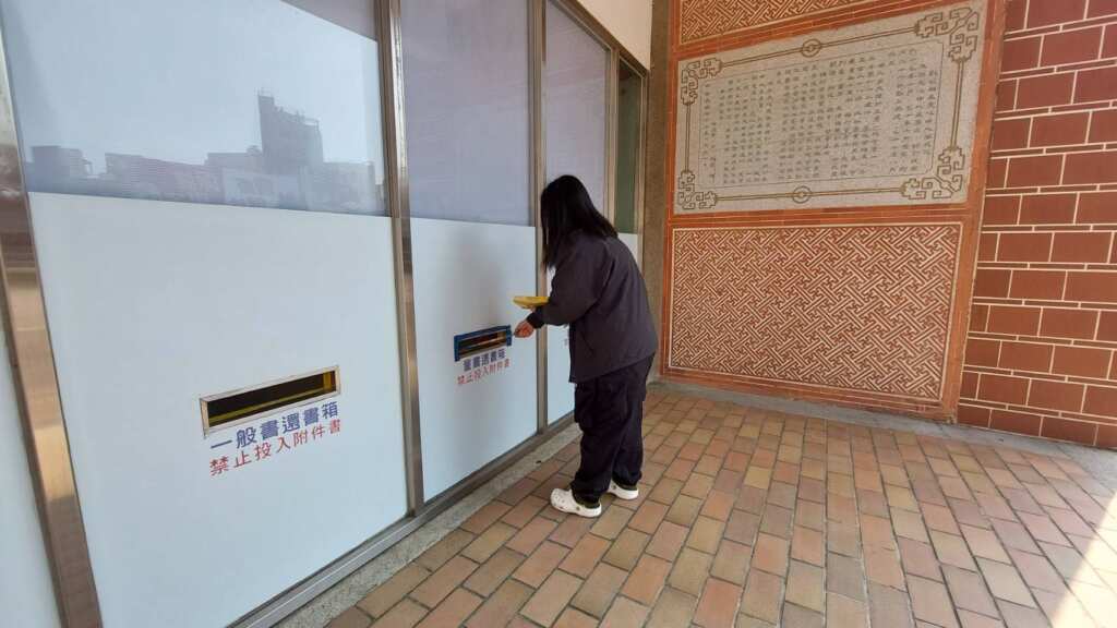 ▲彰化縣立圖書館休館期間，若欲歸還紙本書籍，請投入至彰化縣立圖書館大門右側之還書箱內。（記者林明佑翻攝）