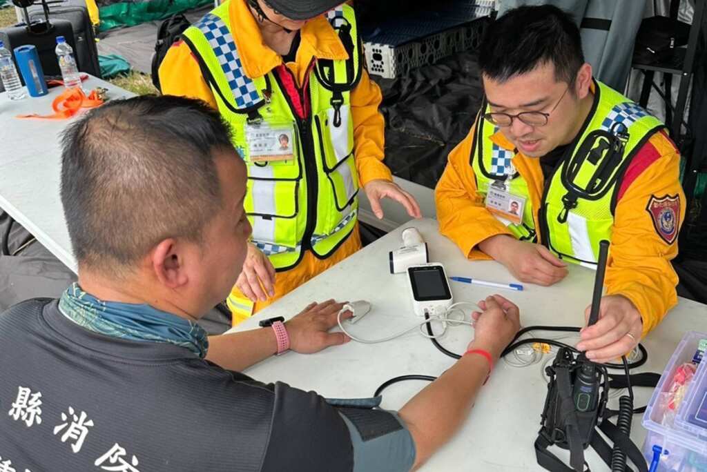 ▲彰基特搜醫療組醫師於搜救隊出勤前,需逐一評估出隊人員健康狀況,確保人員能有足夠量能進行救災任務。(彰基醫院提供)
