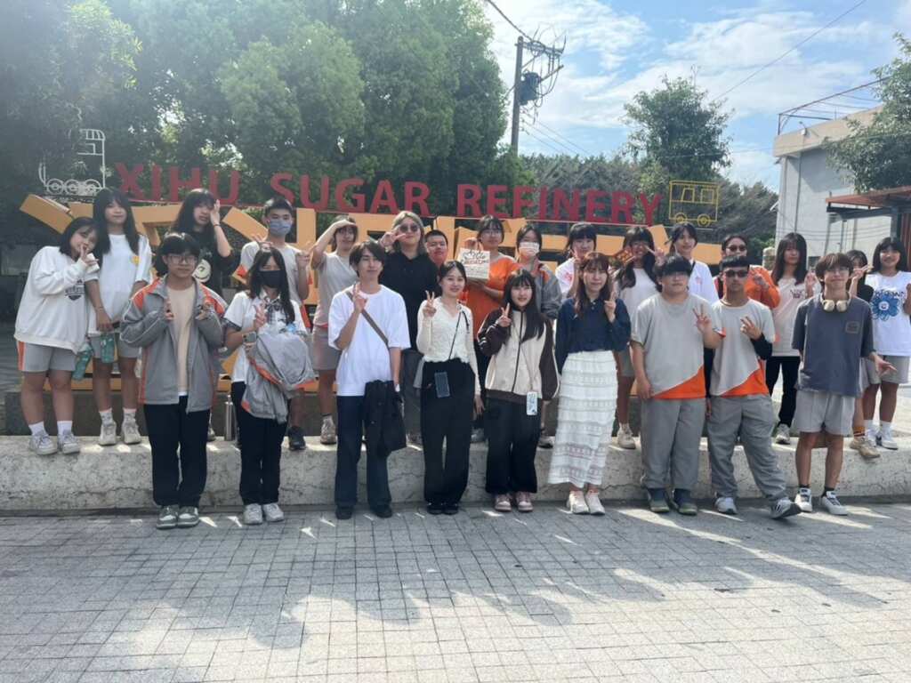 ▲大葉大學應日系帶日本宮崎大學學生與成功高中交流，在溪湖糖廠合影留念。（記者林明佑翻攝）