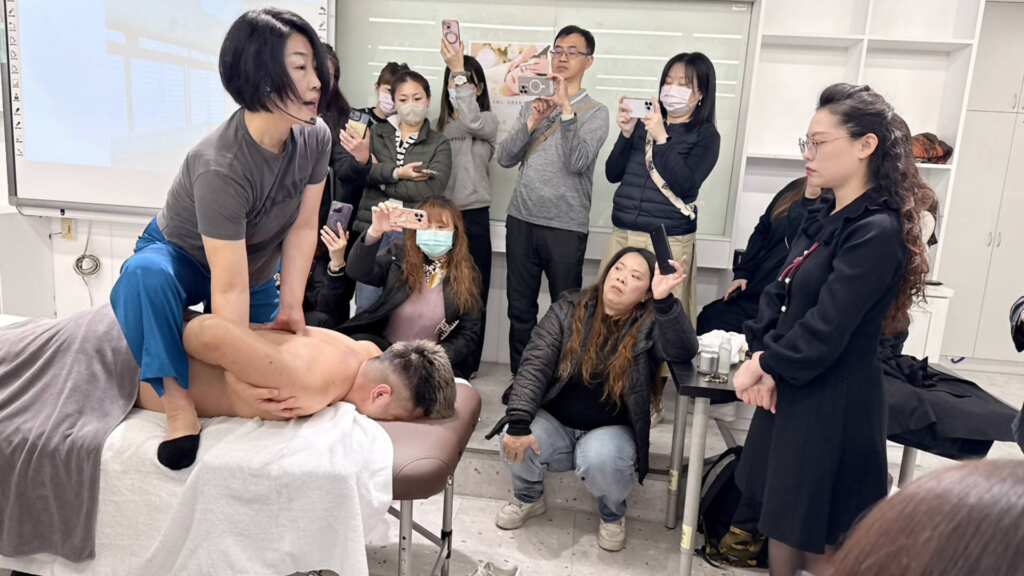 ▲被譽為「京都女王」的日本美容界領軍人物長原多賀子，18日親臨建國科大美容系，示範其獨創的「TRIM RETURN」徒手技術。（記者林明佑翻攝）