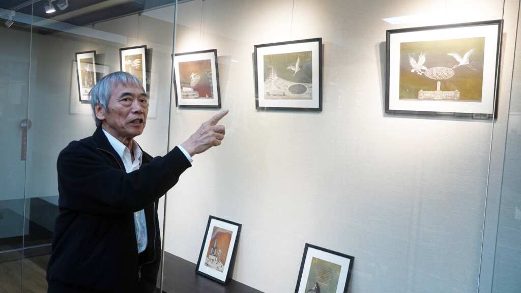 ▲曾任教清華與東吳大學化學系長達44年的黃建和教授，即日起至4月12日於彰化市立圖書館舉行「台灣金屬畫-能與AI共存的畫作」個展，展出以銀、銅、鐵創作的金屬畫，展現藝術與科技、環保融合的獨特魅力。（記者林明佑攝）