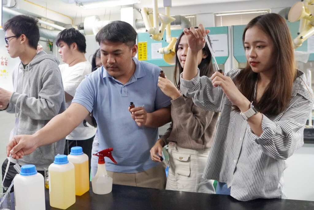 ▲大葉大學國際學生體驗萬用香氛製作。（記者林明佑翻攝）