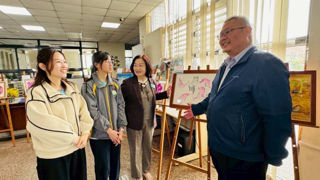 ▲「我的家鄉，在海一方」草湖國中學生美展由芳苑鄉長林保玲特別邀請，展出地點涵蓋鄉公所及圖書館，希望藉此機會讓更多人認識芳苑獨特的海洋景觀與豐富的生態多樣性。（記者林明佑翻攝）