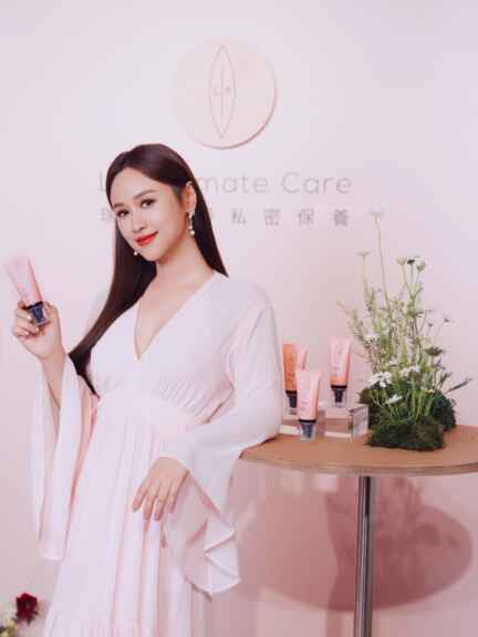 ▲Sandy吳姍儒出席瑞典唇淨保養品牌「 茉莉益生元平衡私密噴霧 」活動