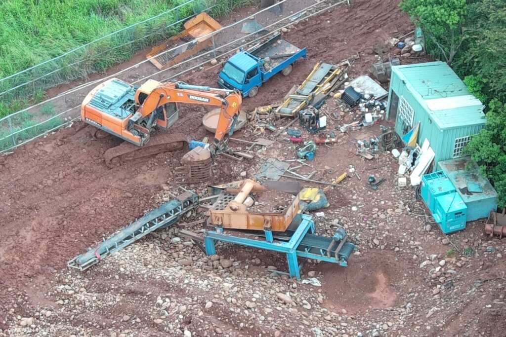 現場查獲犯罪用挖土機具,過篩機及發電機。