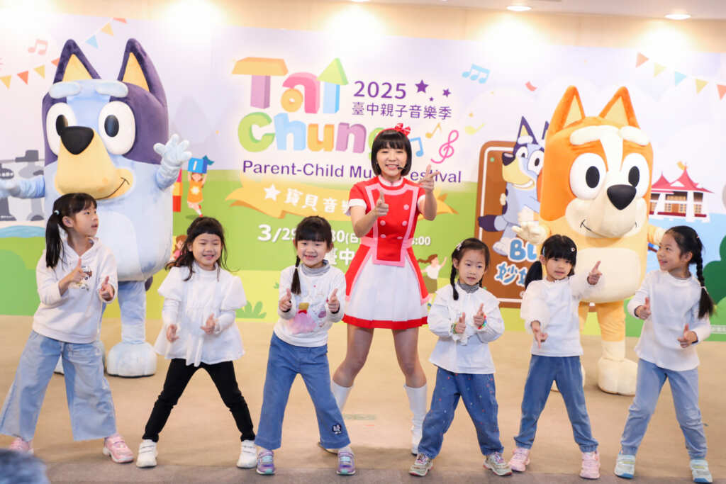 草莓姊姊與台中市在地幼兒園的小朋友帶來唱跳表演