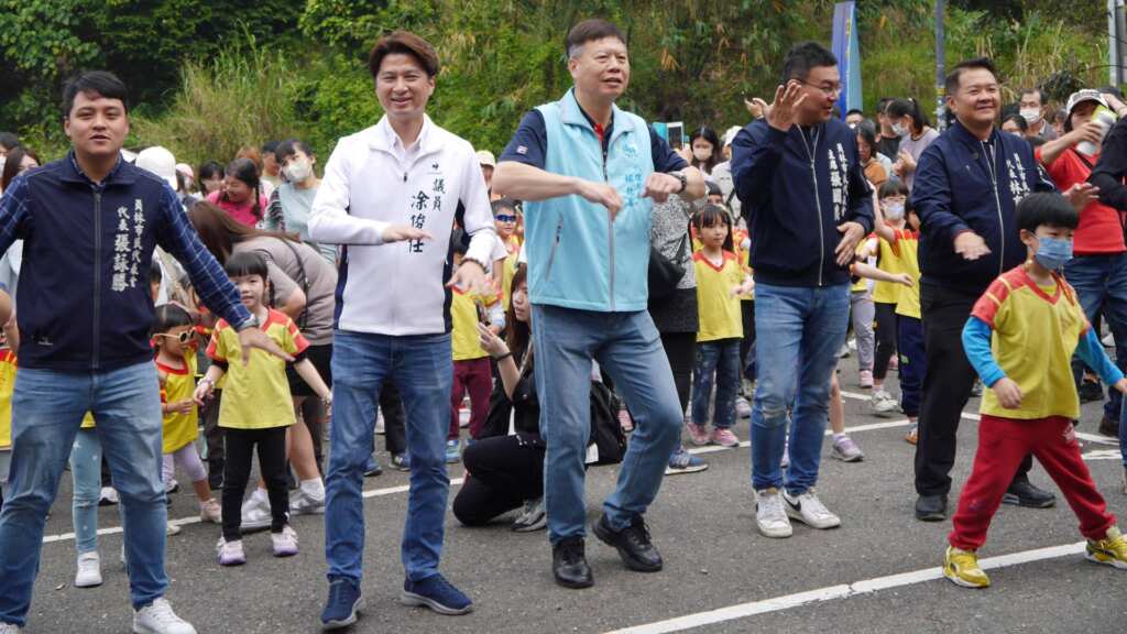 ▲員林市立幼兒園於今日在員林運動公園舉辦了一場別開生面的親子踏青活動「大手牽小手 一起踏青趣」。（記者林明佑翻攝）