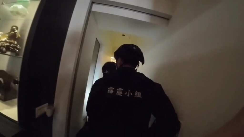 ▲員林警分局於專案期間會同內政部警政署刑事警察局智慧財產權偵查大隊第二隊、財政部中區國稅局員林稽徵所前往查緝，將胡姓直播主等17人查緝到案。（彰化警方提供）