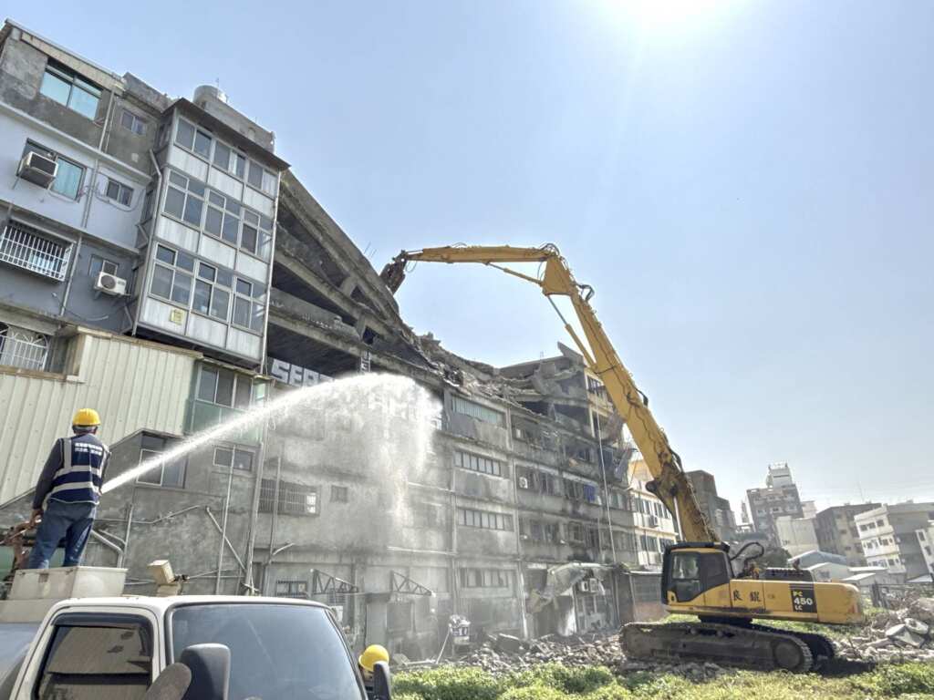 ▲清水中興街老舊大樓塌陷清除過程也加派水車灑水減少施工粉塵。（台中市政府都發局提供）