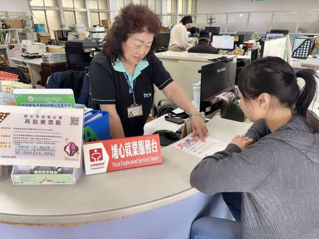 ▲越南籍新住民小凰失業半年,在埔心就業服務台就服員積極協助下順利上工。(中彰投分署提供)