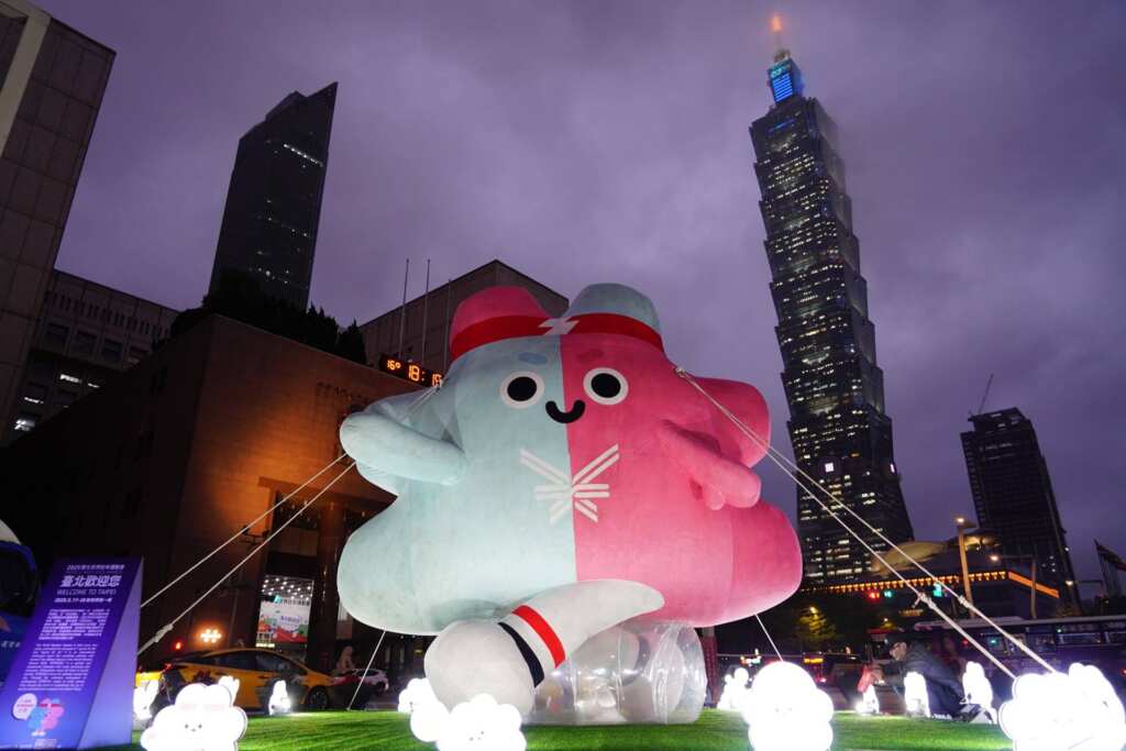▲壯寶氣偶每晚6點至10點亮燈，結合臺北經典地標台北101，夜晚也能拍出精彩照片。（台北市觀傳局提供）