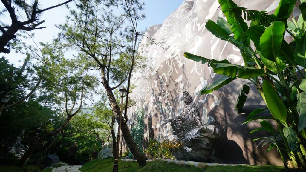 ▲許文融美術館巍然矗立在苗栗三義鄉山群中,以山為型的建築外觀,正與依山傍水蒼色山岩的三義自然環境產生和諧的連結與共融感,成為三義新地標。(記者林明佑攝)