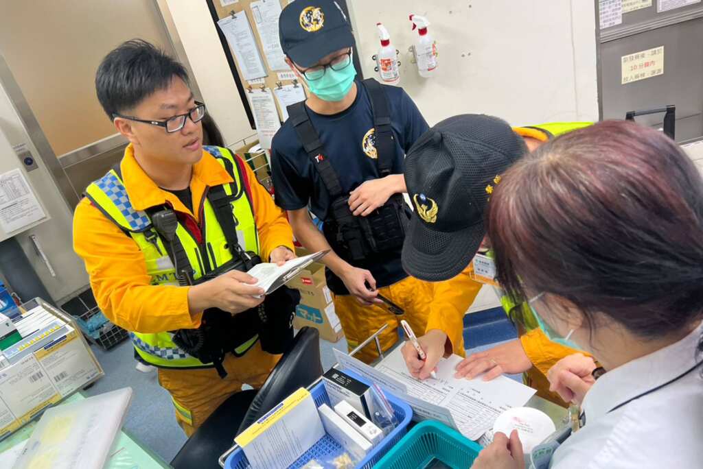 ▲評測當天模擬重大災害,特搜隊醫療組協同本院醫師至彰基藥局領取各項整備藥物。(彰基醫院提供)