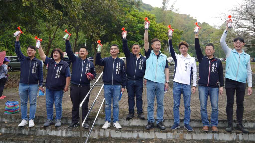 ▲員林市代理市長賴致富、市民代表會主席張國良、彰化縣議會議員涂俊任以及多位貴賓共同鳴槍起跑。(記者林明佑翻攝)