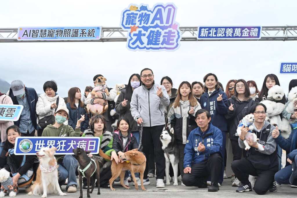 ▲侯友宜宣傳新北市首創「智慧寵物照護存摺」,並鼓勵民眾響應新北動物之家毛寶貝認養活動,可獲得「認養萬金禮」。(新北市政府提供)