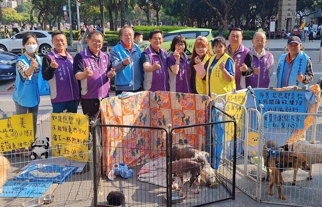 ▲今天是國際小狗日，台中市卓越青工志工協會為關懷流浪動物，該會傅心韻理事長、劉燈鐘輔導理事長暨幹部至動物收容點捐贈關懷金和飼料。（記者林明佑翻攝）