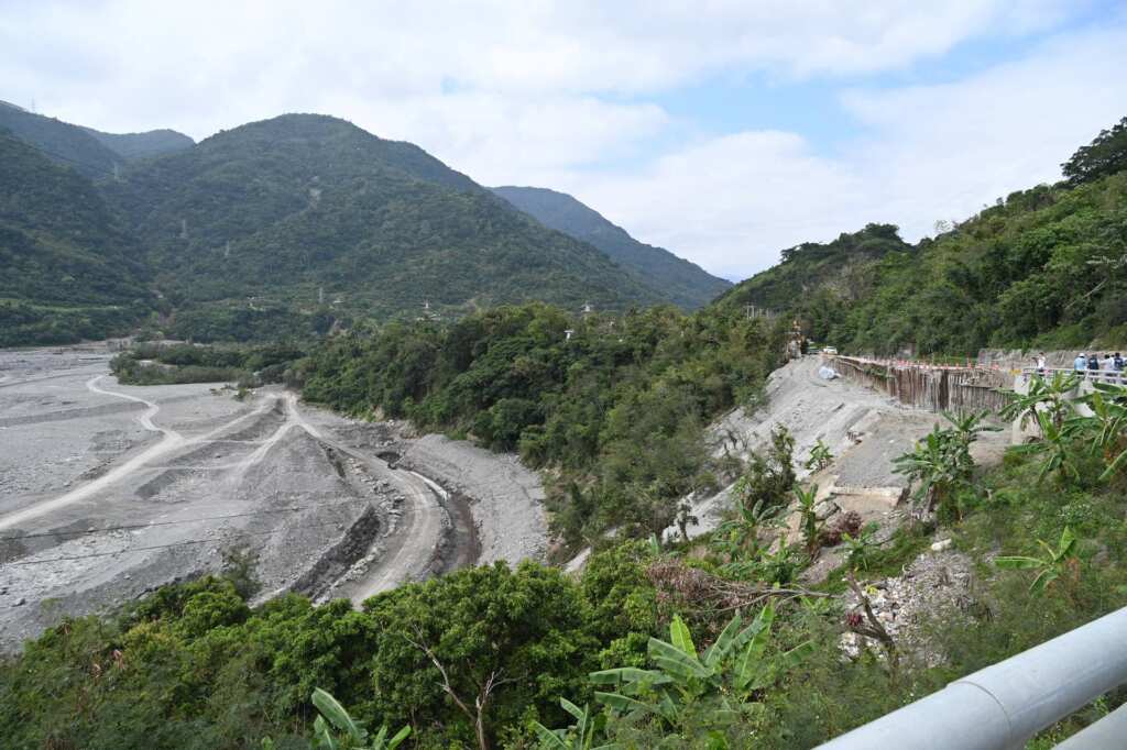 ▲南迴地區受921地震、莫拉克風災及近年凱米、山陀兒颱風影響,河道土石鬆動與嚴重淤積,影響通洪能力。(台東縣建設處提供)