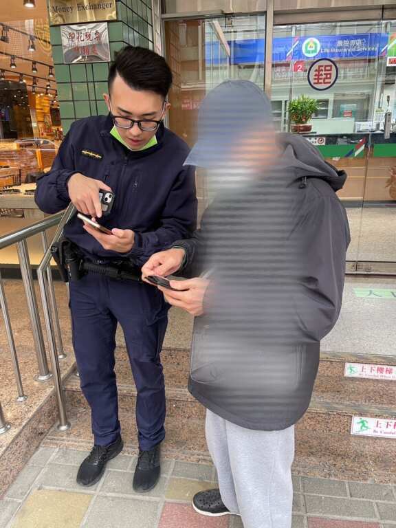 913c0c76d4ac024ec8e075398fa6ec57員警到場耐心向民眾說明是一起詐騙案。(記者廖承恩翻攝)